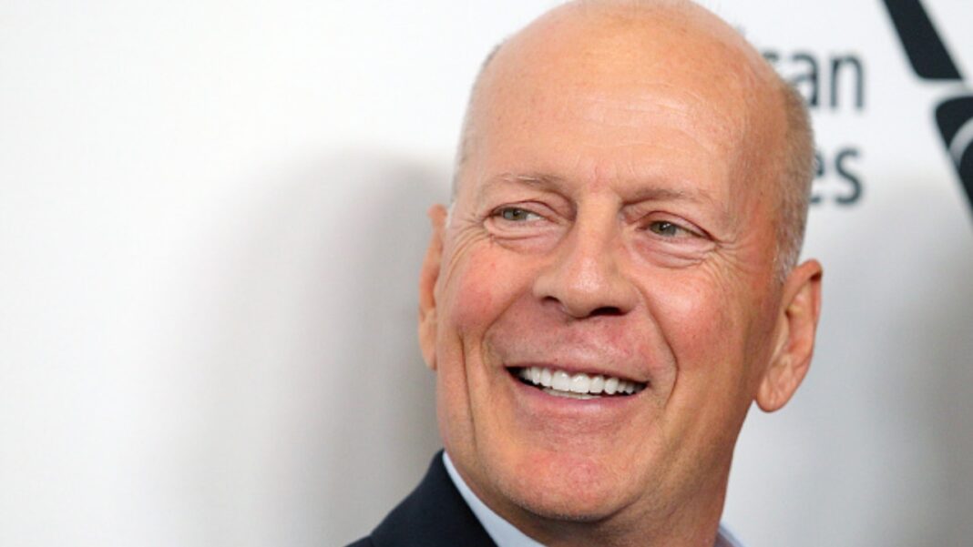 Diagnosticado em 2023 com demência frontotemporal, o ator Bruce Willis, hoje com 70 anos, nunca chegou a compreender que estava doente (Foto: X)