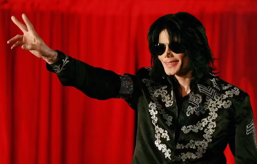 Um novo processo judicial voltou a colocar o nome de Michael Jackson no centro de uma disputa envolvendo acusações de abuso sexual (Foto: X)