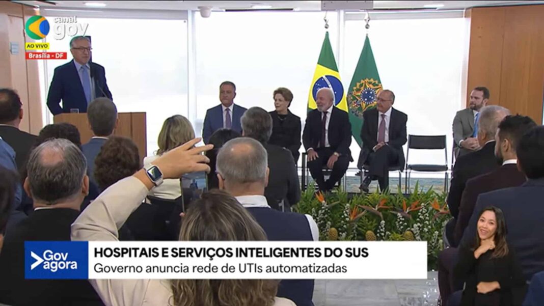 O governo federal anunciou nesta quarta-feira (7) a criação da Rede Nacional de Hospitais e Serviços Inteligentes do SUS, iniciativa que pretende levar tecnologias digitais avançadas para dentro da rede pública — com inteligência artificial na triagem, telemedicina, cirurgias robóticas e ambulâncias conectadas em 5G capazes de transmitir sinais vitais em tempo real (Foto: X)