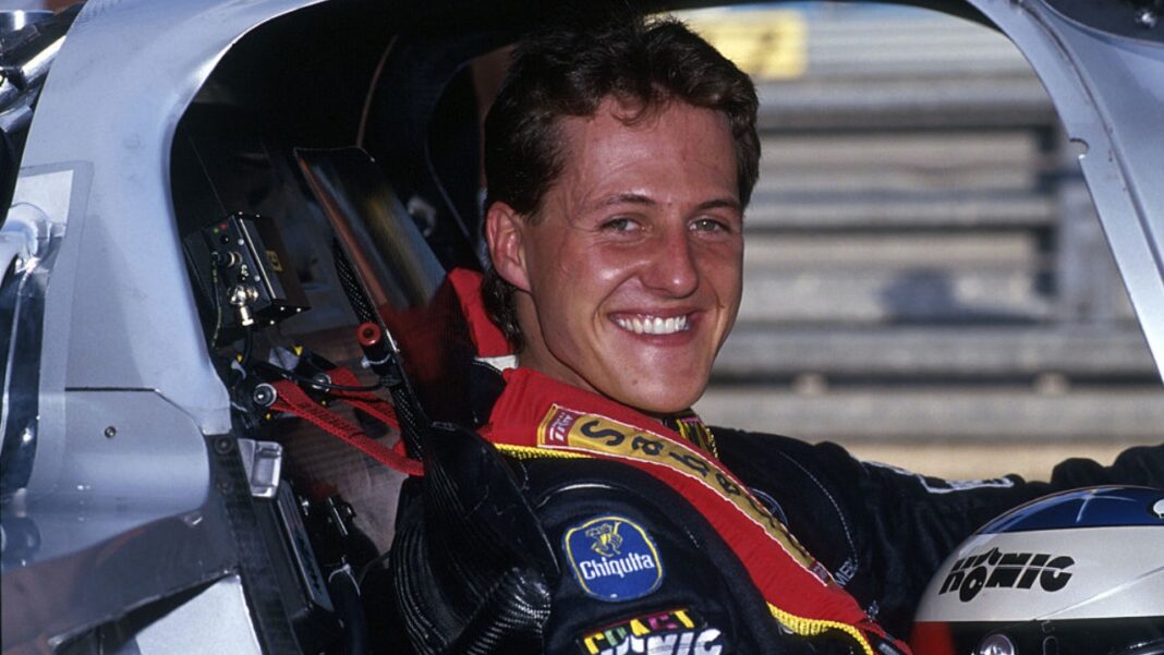 O ex-piloto de Fórmula 1 Michael Schumacher estaria utilizando uma cadeira de rodas após mais de uma década afastado da vida pública em razão do grave acidente de esqui sofrido em 2013 (Foto: X)