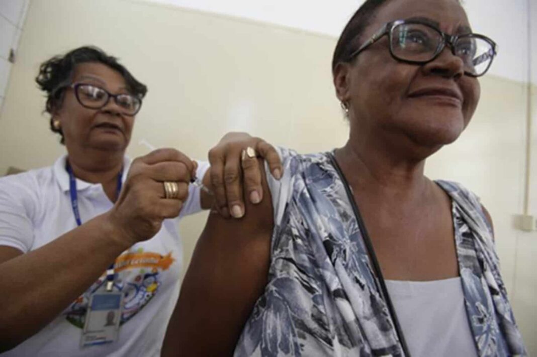 A etapa agora mira uma faixa etária considerada mais vulnerável às complicações da doença e busca responder a uma pergunta objetiva: a vacina é segura em idosos e gera uma resposta imunológica comparável à observada em adultos? (Foto:X)