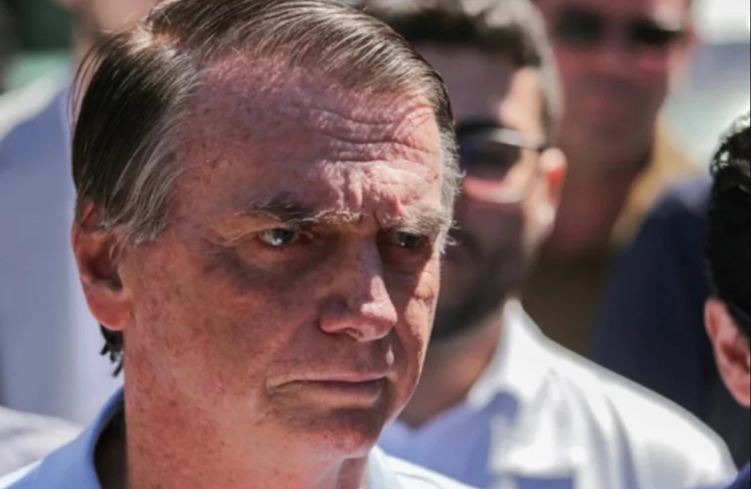O Ministério Público Militar deve protocolar ainda nesta semana um pedido ao Superior Tribunal Militar para que o ex-presidente Jair Bolsonaro seja excluído das Forças Armadas (Foto: X)