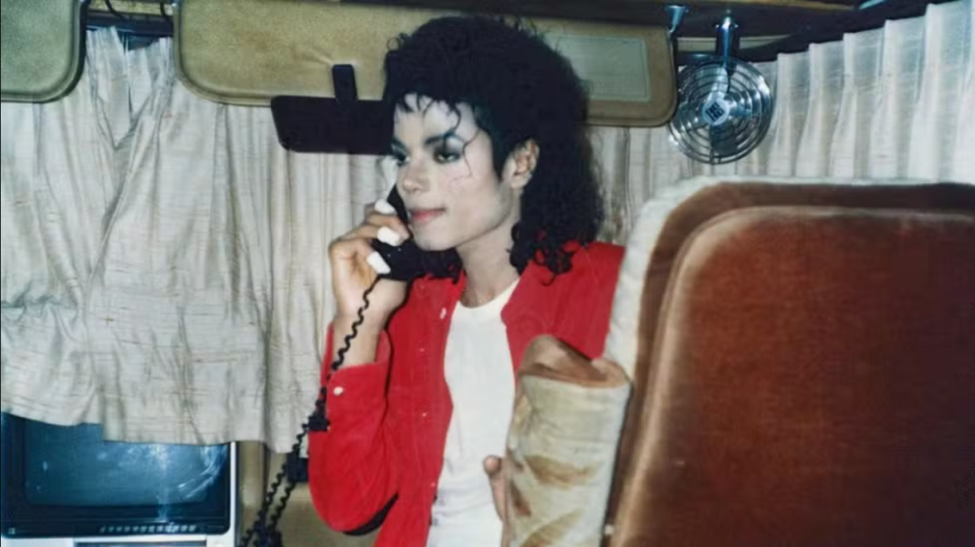 Um documentário que será exibido na noite desta quarta-feira (4) pela televisão britânica promete reacender debates em torno da figura de Michael Jackson (Foto: X)