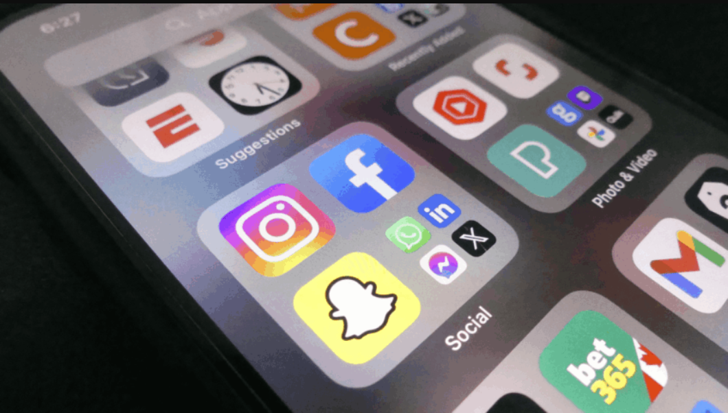 O governo da Espanha anunciou a intenção de restringir o acesso de menores de 16 anos às redes sociais, em uma ofensiva que combina controle de idade e endurecimento da responsabilidade das plataformas digitais (Foto: X)