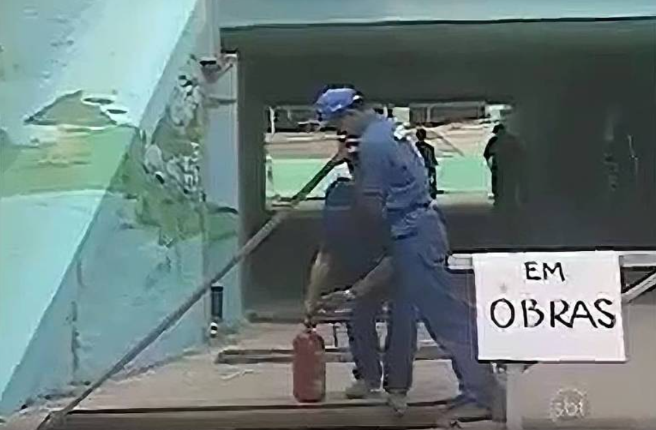 Um vídeo de uma pegadinha exibida em programa apresentado por Silvio Santos passou a circular nas redes sociais após ser identificado entre os arquivos públicos relacionados ao caso Jeffrey Epstein, divulgados pelo Departamento de Justiça dos Estados Unidos (Foto: X)