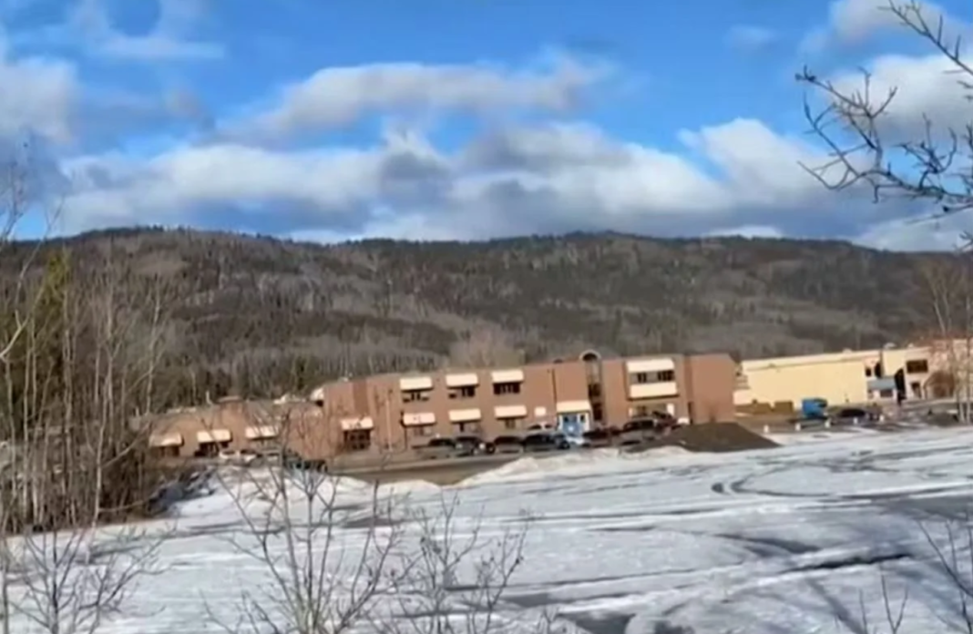 Um ataque a tiros em uma escola da cidade de Tumbler Ridge, no Canadá, deixou ao menos 10 mortos — incluindo a atiradora — e mais de 25 feridos na tarde de terça-feira (10) (Foto: X)