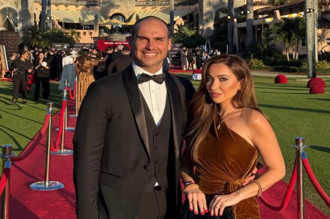 O deputado federal licenciado Eduardo Bolsonaro (PL-SP) criticou publicamente a apresentação do cantor Bad Bunny durante o intervalo do Super Bowl, realizado no último domingo (8) (Foto: X)