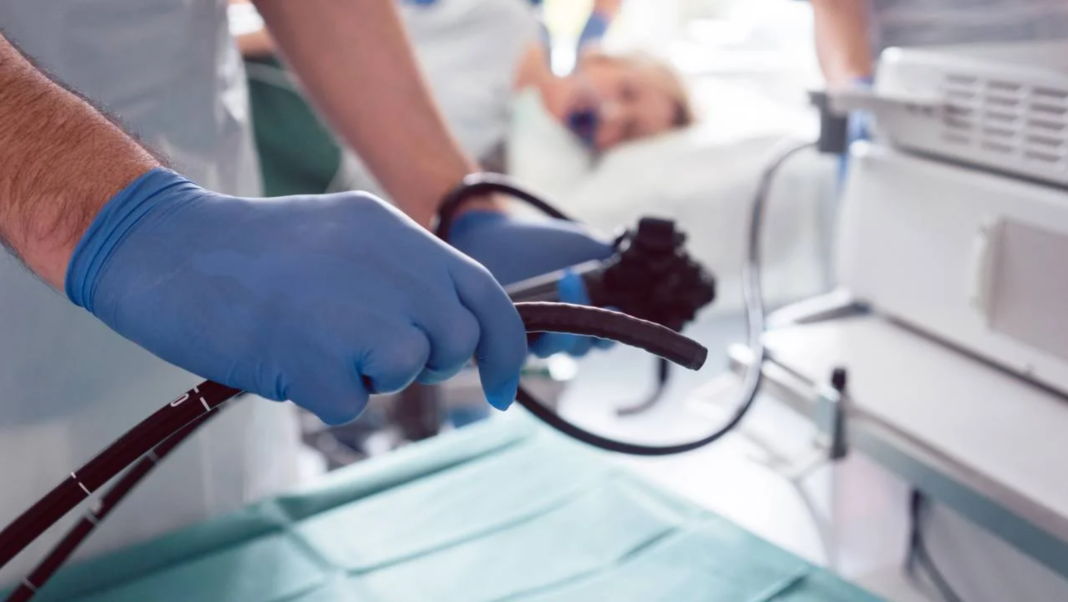 Uma nova abordagem baseada em mindfulness — prática de atenção plena — está permitindo a realização de endoscopias com o paciente acordado, sem necessidade de sedação ou anestesia geral (Foto; X)
