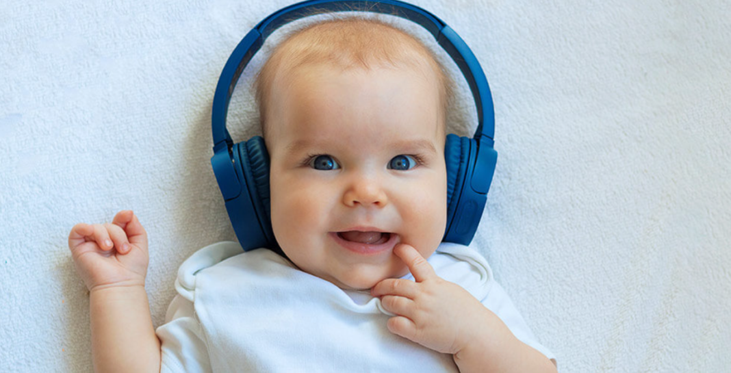 Uma pesquisa conduzida pelo Instituto Italiano de Tecnologia sugere que a percepção do ritmo está presente desde os primeiros dias de vida, enquanto a sensibilidade à melodia se desenvolve mais tarde, com a experiência (Foto: X)