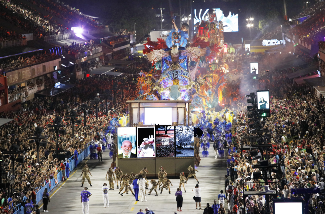 A apresentação da Acadêmicos de Niterói na Marquês de Sapucaí, durante o Carnaval, provocou reação institucional e política no Rio de Janeiro (Foto: X)