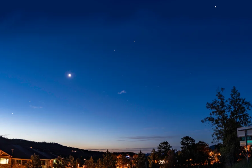 O céu do fim de fevereiro promete um espetáculo para quem gosta de astronomia. No dia 28, seis planetas do Sistema Solar — Mercúrio, Vênus, Júpiter, Saturno, Urano e Netuno — poderão ser vistos em um mesmo setor do firmamento, formando o chamado “desfile planetário” (Foto: X)