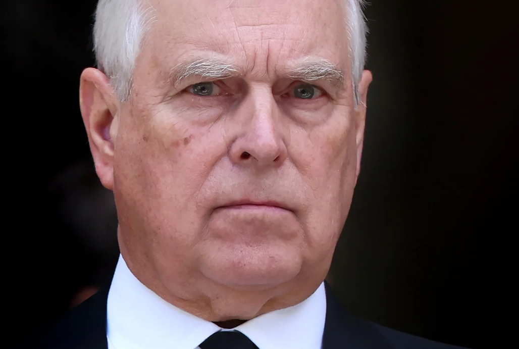 O primeiro-ministro do Reino Unido, Keir Starmer, afirmou nesta quinta-feira (19) que “ninguém está acima da lei” ao comentar as investigações envolvendo o ex-príncipe Andrew (Foto: X)