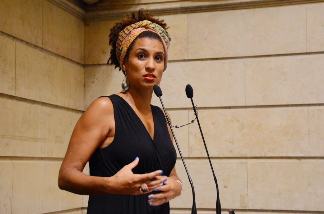 A Primeira Turma do Supremo Tribunal Federal iniciou, nesta terça-feira (24/2), o julgamento dos acusados de serem os mandantes do assassinato da vereadora Marielle Franco e do motorista Anderson Gomes, mortos em março de 2018, no Rio de Janeiro (Foto: X)