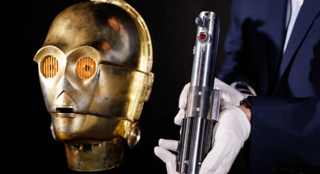 Fãs e colecionadores terão a chance de disputar objetos que marcaram a história do cinema em um grande leilão organizado pela Propstore (Foto: X)