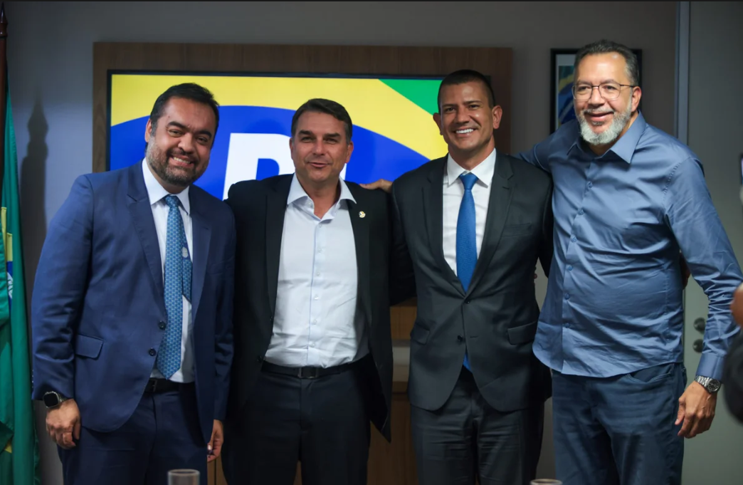 O senador Flávio Bolsonaro (PL-RJ) retomou as articulações políticas no país após viagens internacionais e visitou o pai, o ex-presidente Jair Bolsonaro, que cumpre pena na Papudinha (Foto: X)
