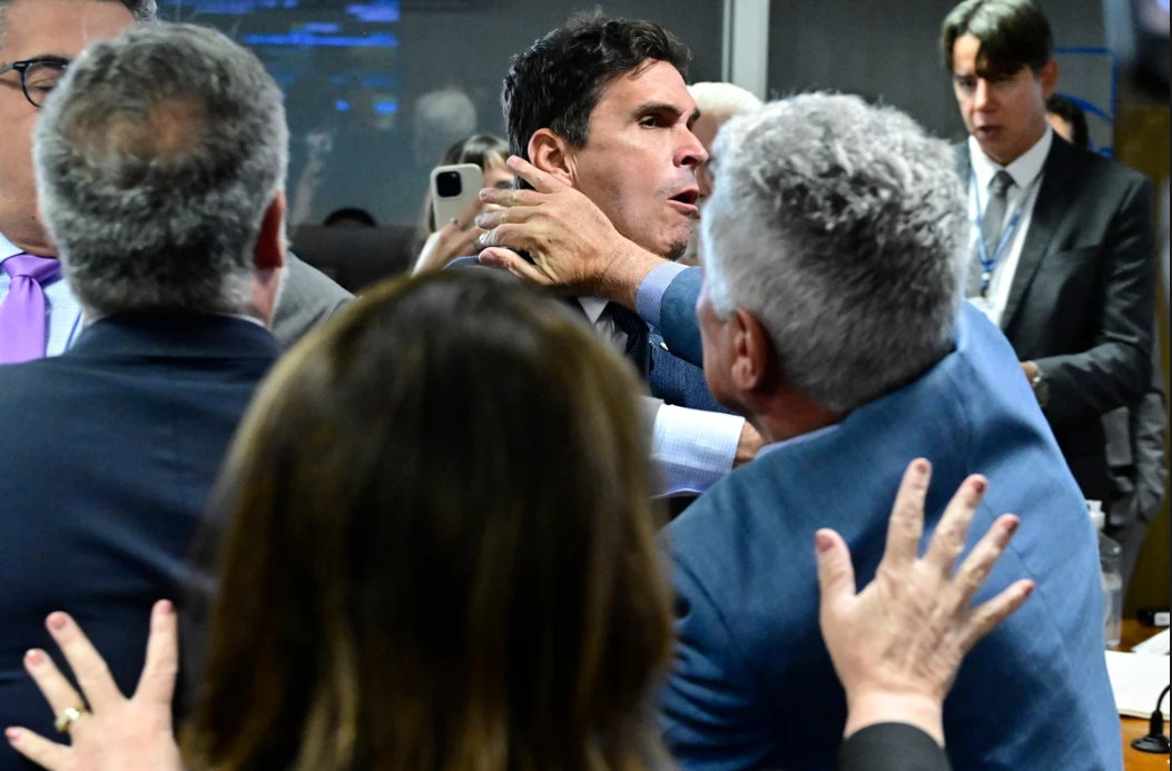 A decisão provocou reação imediata de parlamentares alinhados ao governo, que se dirigiram à mesa da presidência da comissão (Foto: X)
