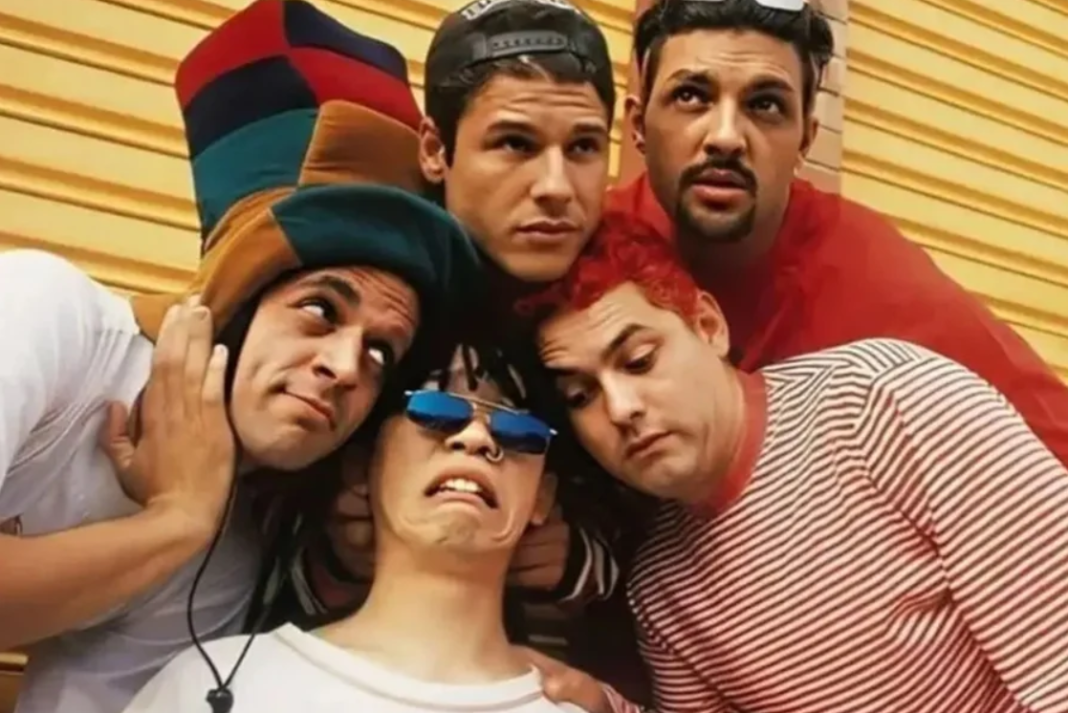 A descoberta de uma jaqueta com o símbolo dos Mamonas Assassinas praticamente intacta, três décadas após o enterro do vocalista Dinho, chamou atenção nas redes sociais e levantou especulações (Foto: X)