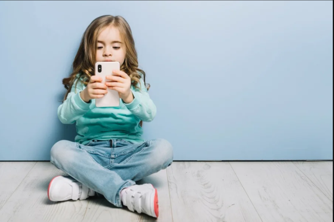 O celular já faz parte da rotina doméstica e, cada vez mais cedo, chega às mãos das crianças (Foto: X)