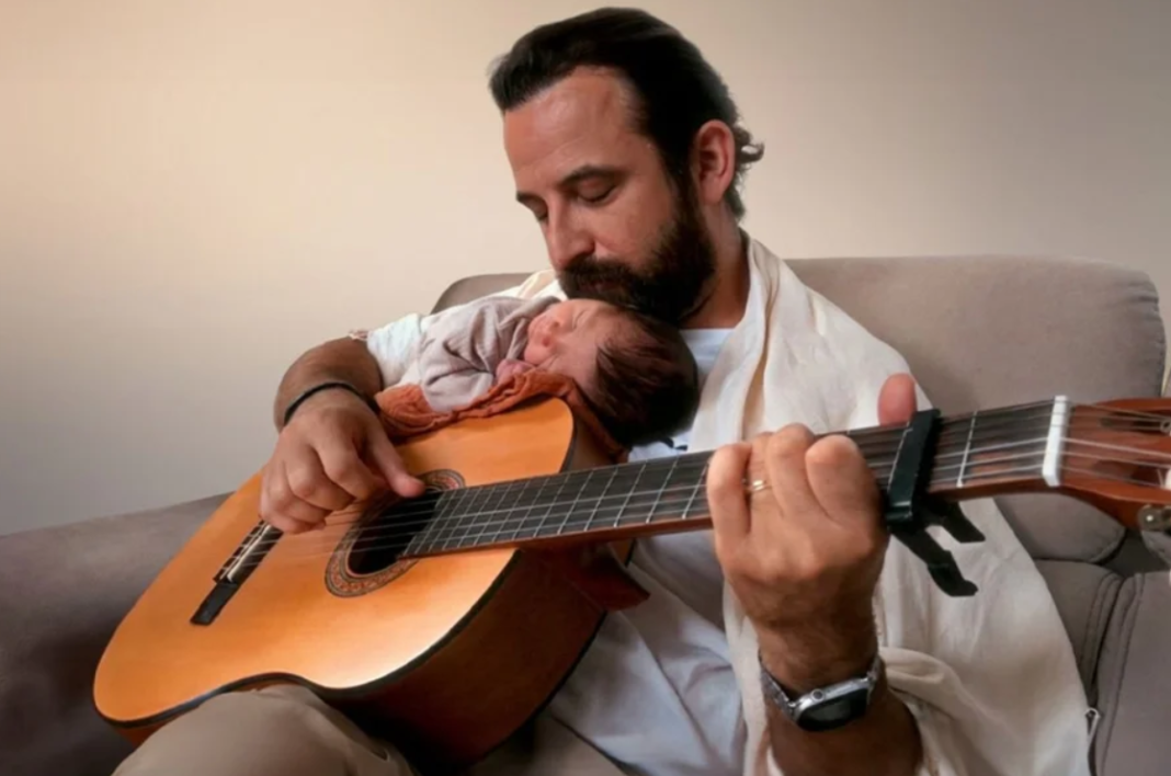 Transformar afeto em música não é novidade. Mas o dinamarquês Philip Halloun levou a ideia a um novo patamar ao registrar a frase “eu te amo” em 521 idiomas diferentes dentro de uma única canção (Foto: X)