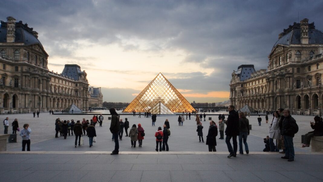O governo francês anunciou nesta quarta-feira (25) a nomeação do historiador de arte Christophe Leribault como novo diretor do Museu do Louvre, em Paris (Foto: X)