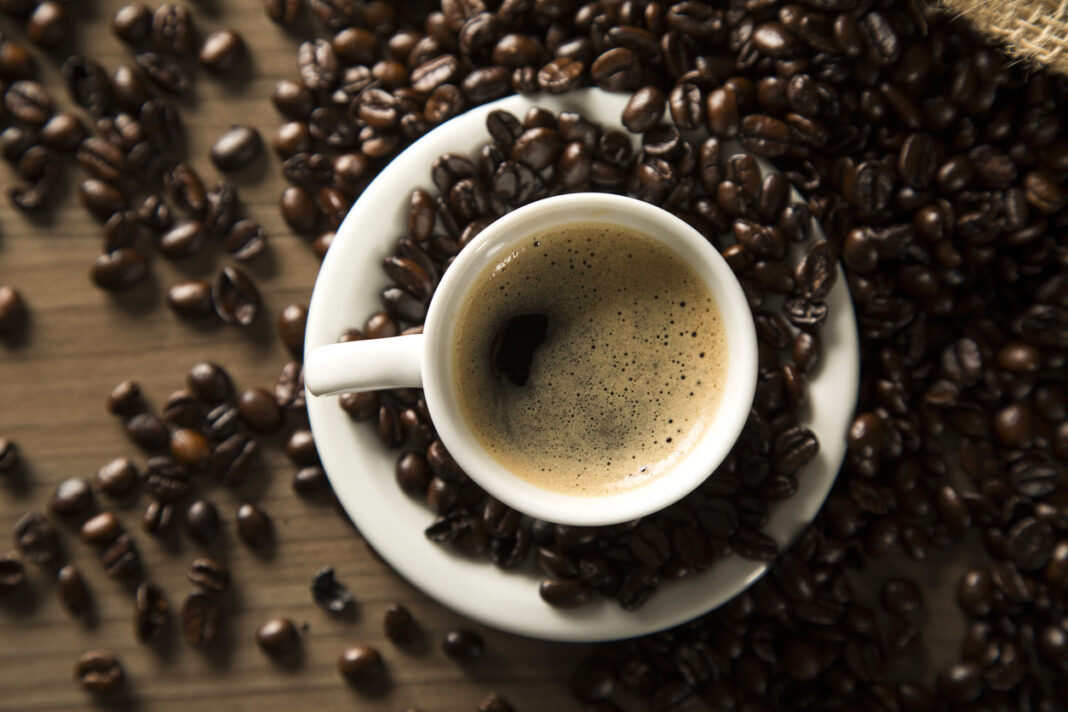 Os dados sugerem uma associação entre a ingestão moderada de cafeína e melhor desempenho cognitivo na velhice, embora os pesquisadores ressaltem que os resultados não estabelecem uma relação de causa e efeito (Foto: X)