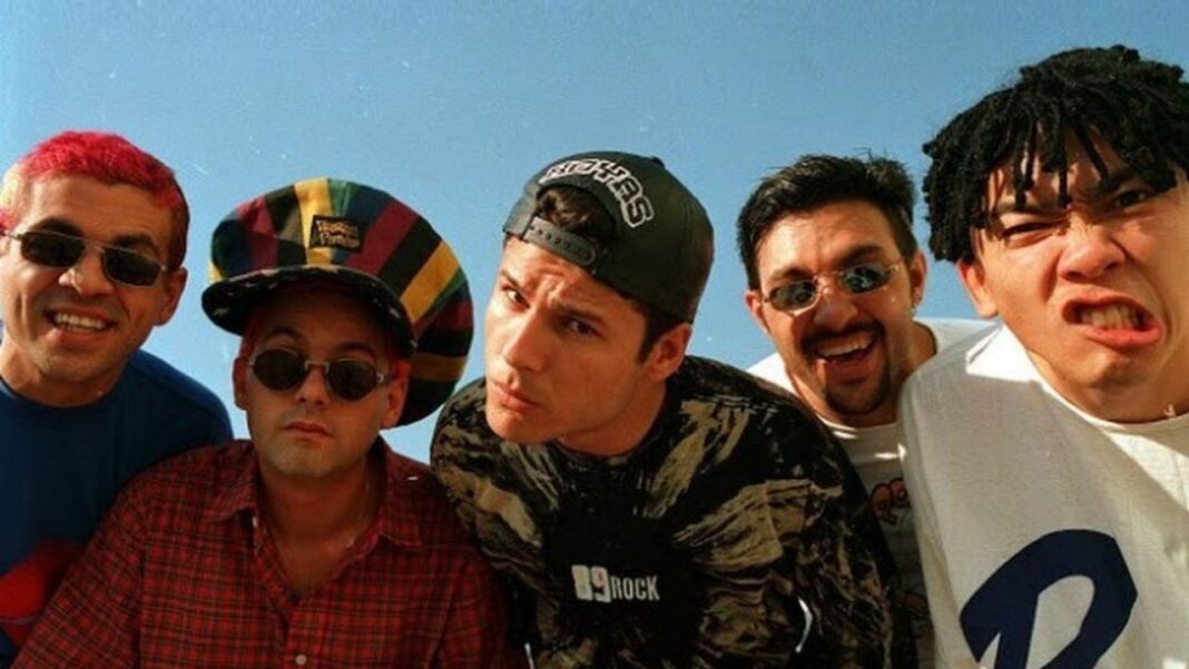 Quase 30 anos após a tragédia que interrompeu uma das trajetórias mais meteóricas da música brasileira, os restos mortais dos integrantes do Mamonas Assassinas serão exumados (Foto: X)
