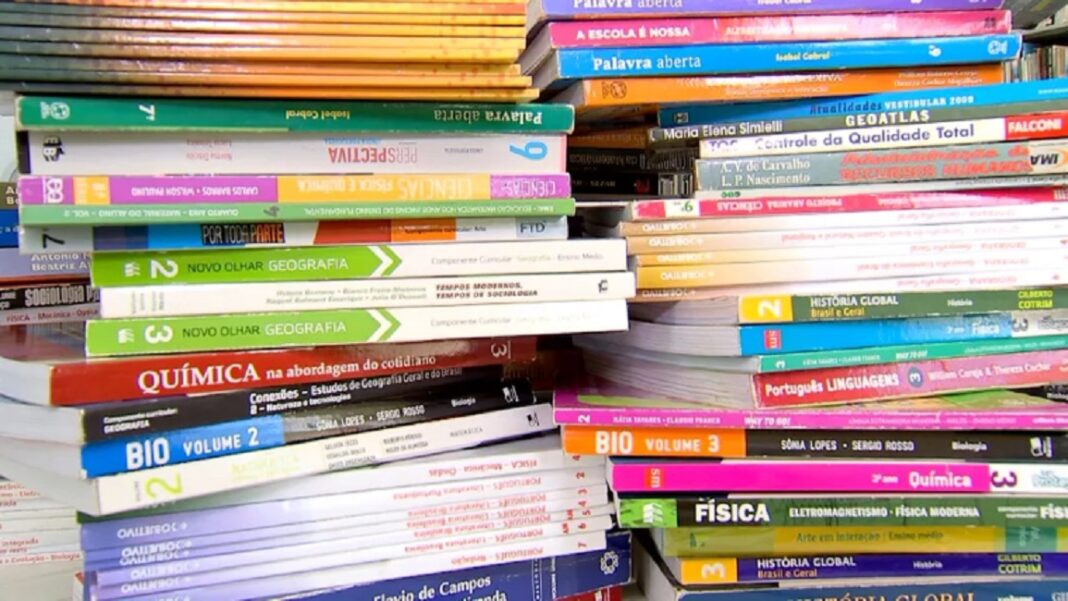 Um material didático digital fornecido pelo Governo de São Paulo a estudantes do 2º ano do Ensino Médio apresentou um erro histórico significativo ao situar a Segunda Guerra Mundial na década de 1950 (Foto: X)