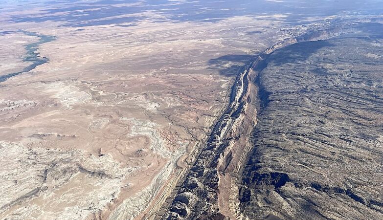 Uma das regiões sísmicas mais monitoradas do planeta voltou ao centro das atenções após um novo estudo indicar que a Zona de Subducção de Cascadia pode gerar um terremoto de proporções extremas (Foto: X)