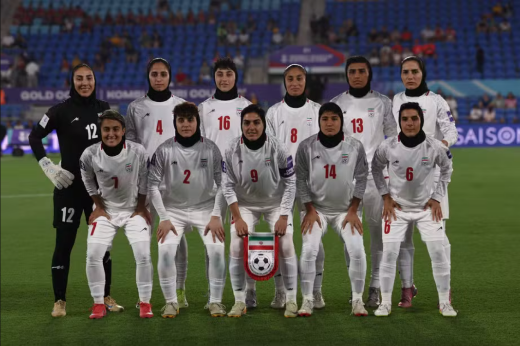 A participação da seleção feminina do Irã na Copa da Ásia, disputada na Austrália, ganhou repercussão internacional após as jogadoras se recusarem a cantar o hino nacional antes de uma partida (Foto: X)