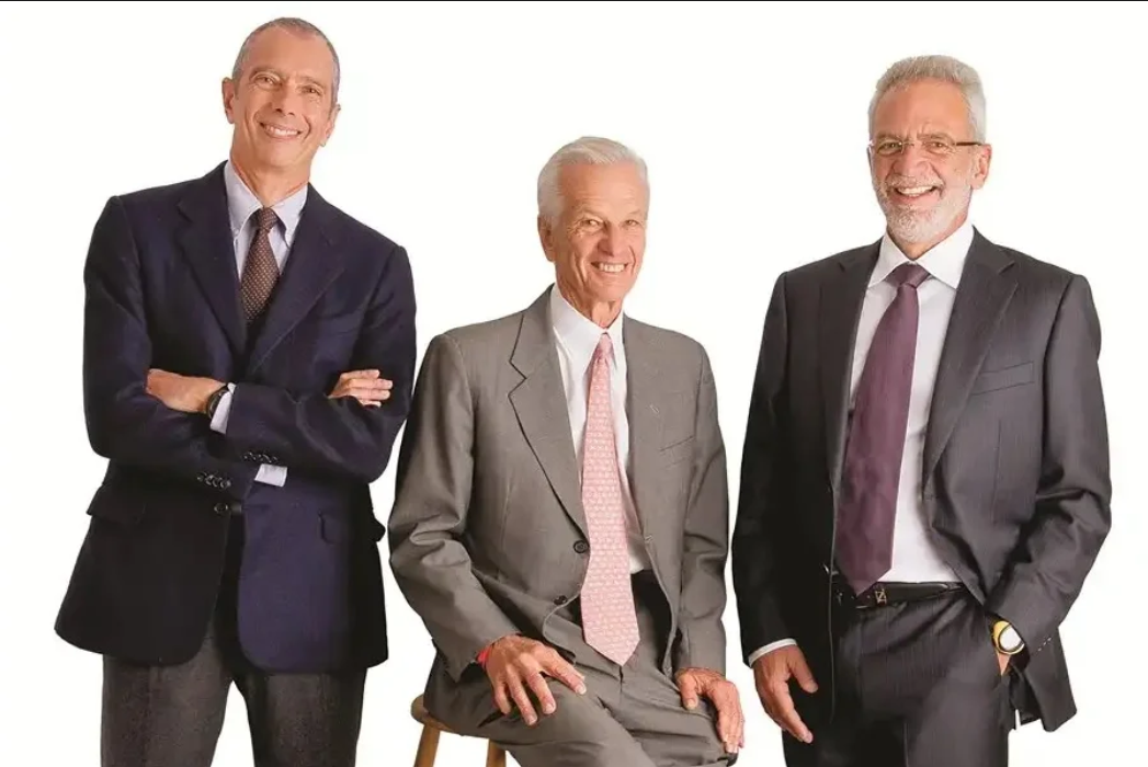 A revista Forbes divulgou nesta terça-feira (10) a atualização do ranking mundial de bilionários, que reúne as maiores fortunas do planeta (Foto: X)