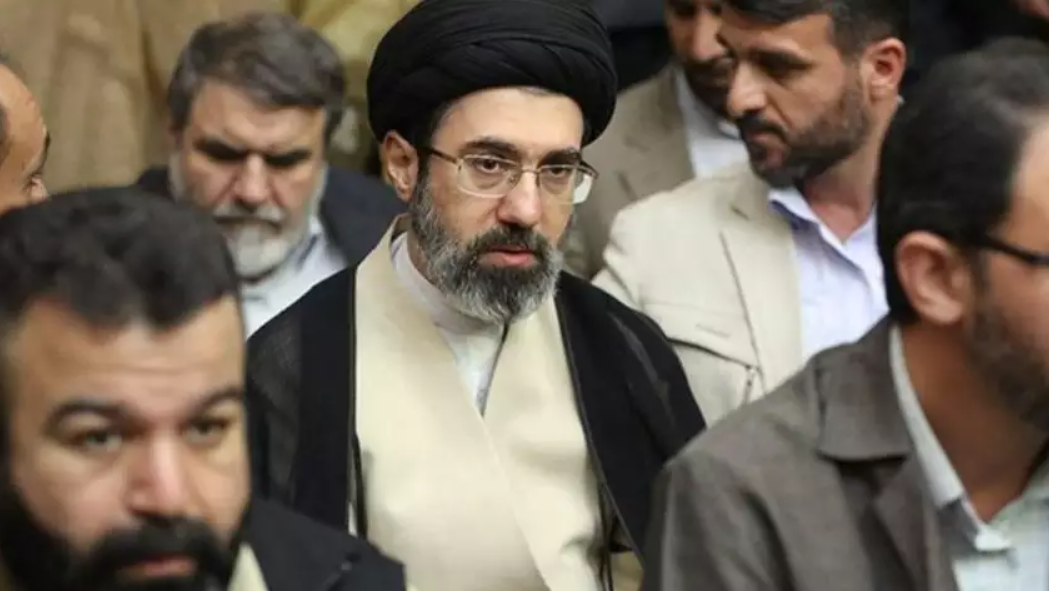 O novo líder supremo do Irã, Mojtaba Khamenei, teria sido ferido durante os primeiros dias da ofensiva militar envolvendo Israel e Estados Unidos, segundo informações divulgadas por autoridades iranianas (Foto: X)
