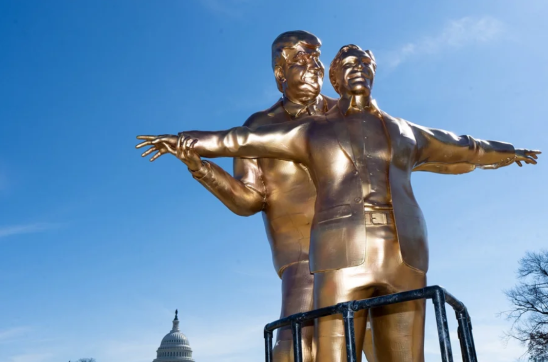 Uma escultura instalada em Washington, D.C., chamou a atenção de visitantes e moradores ao retratar o presidente dos Estados Unidos, Donald Trump, e o financista Jeffrey Epstein na famosa pose do filme “Titanic”, de 1997 (Foto: X)