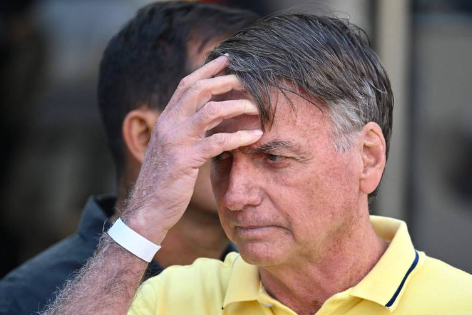 O ex-presidente Jair Bolsonaro foi levado a um hospital em Brasília na manhã desta sexta-feira (13) após apresentar mal-estar, com episódios de vômito e calafrios (Foto: X)
