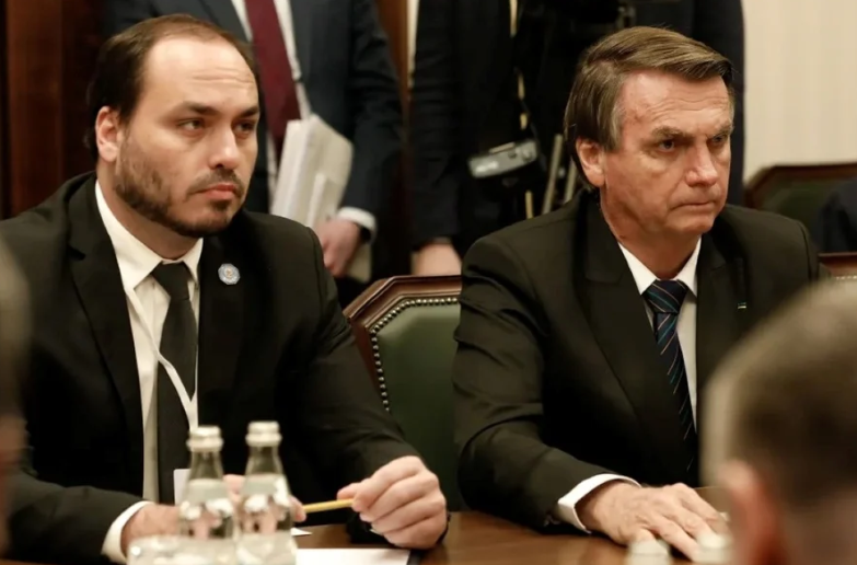 O vereador Carlos Bolsonaro afirmou nesta sexta-feira (13) que o ex-presidente Jair Bolsonaro é vítima de “perseguição política”, após o pai ser levado ao hospital em Brasília devido a problemas de saúde (Foto: X)
