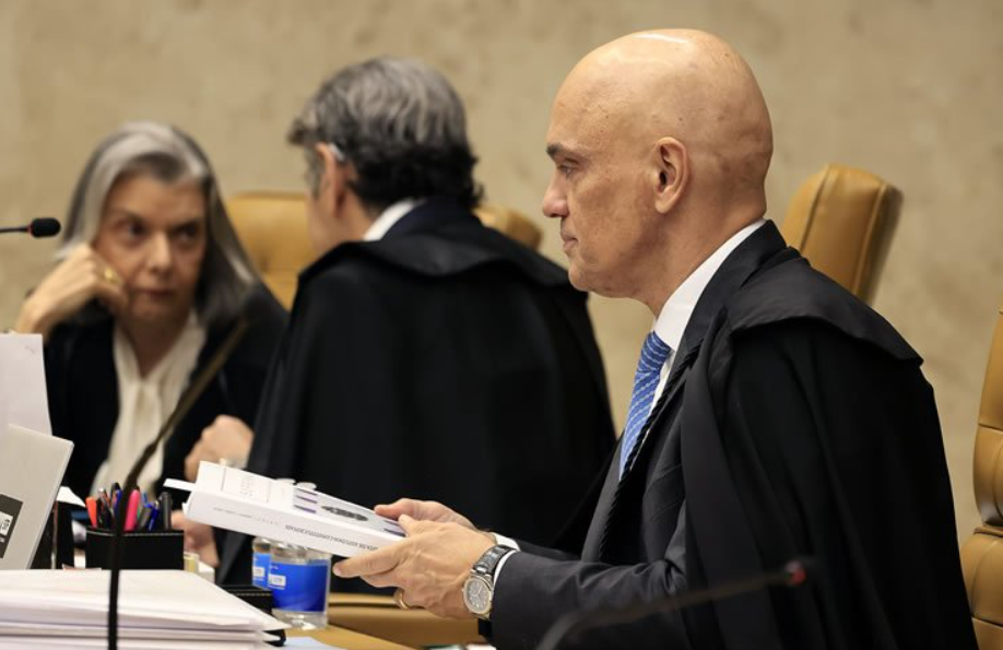 Associações que representam veículos de comunicação no Brasil classificaram como preocupante a decisão do ministro Alexandre de Moraes, do Supreme Federal Court (STF), que autorizou busca e apreensão na residência do jornalista Luís Pablo Conceição Almeida (Foto: X)