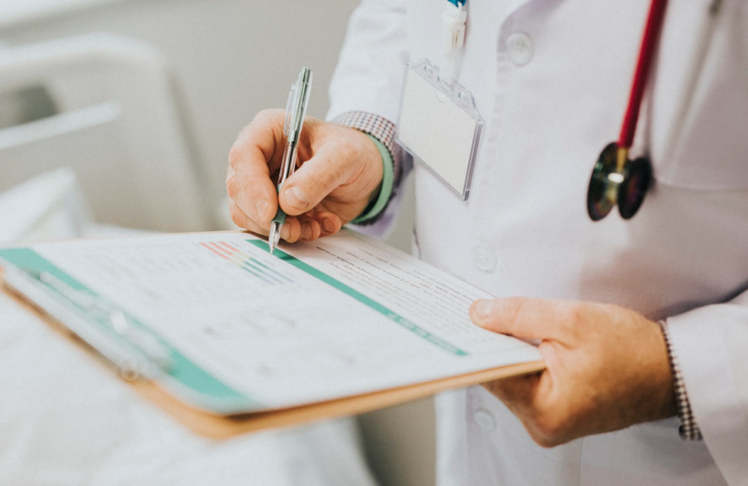 Uma funcionária australiana foi demitida após acumular 114 dias de licença médica em um período de 12 meses (Foto: X)