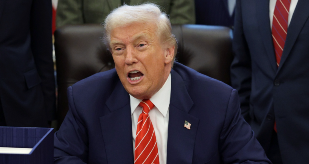 Uma teoria da conspiração voltou a circular nas redes sociais ao relacionar o presidente dos Estados Unidos, Donald Trump, a supostas viagens no tempo (Foto: X)