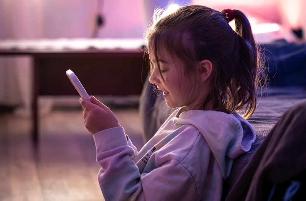 Entram em vigor nesta terça-feira (17) as regras do chamado ECA Digital, conjunto de normas que atualiza a proteção de crianças e adolescentes no ambiente online no Brasil (Foto: X)