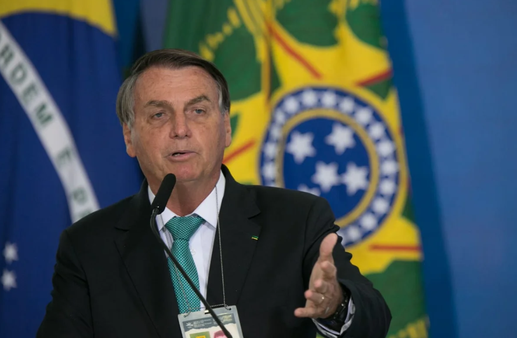 O ex-presidente Jair Bolsonaro apresentou melhora no quadro de saúde e pode deixar a Unidade de Terapia Intensiva (UTI) nas próximas 24 horas (Foto: X)