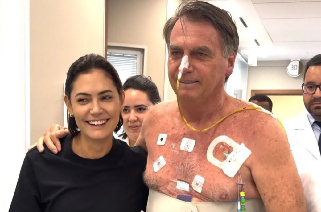 A decisão concede ao ex-mandatário o direito de cumprir a pena em casa por um período de 90 dias, com o objetivo de garantir sua recuperação de um quadro de broncopneumonia bacteriana (Foto: X)