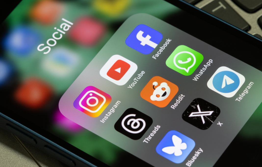 Um tribunal nos Estados Unidos tomou uma decisão histórica ao reconhecer que plataformas digitais podem ser responsabilizadas por danos causados pelo uso excessivo (Foto:X)