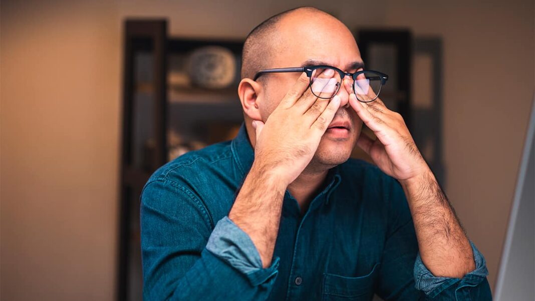 O avanço da inteligência artificial no ambiente de trabalho pode estar trazendo um efeito colateral inesperado: o aumento do cansaço mental (Foto: X)