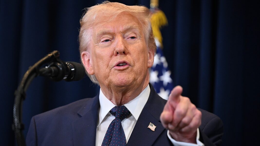 A movimentação ocorre semanas depois de o presidente Donald Trump determinar que órgãos federais iniciem a abertura de documentos relacionados a fenômenos aéreos não identificados e à possível existência de vida extraterrestre (Foto; X)