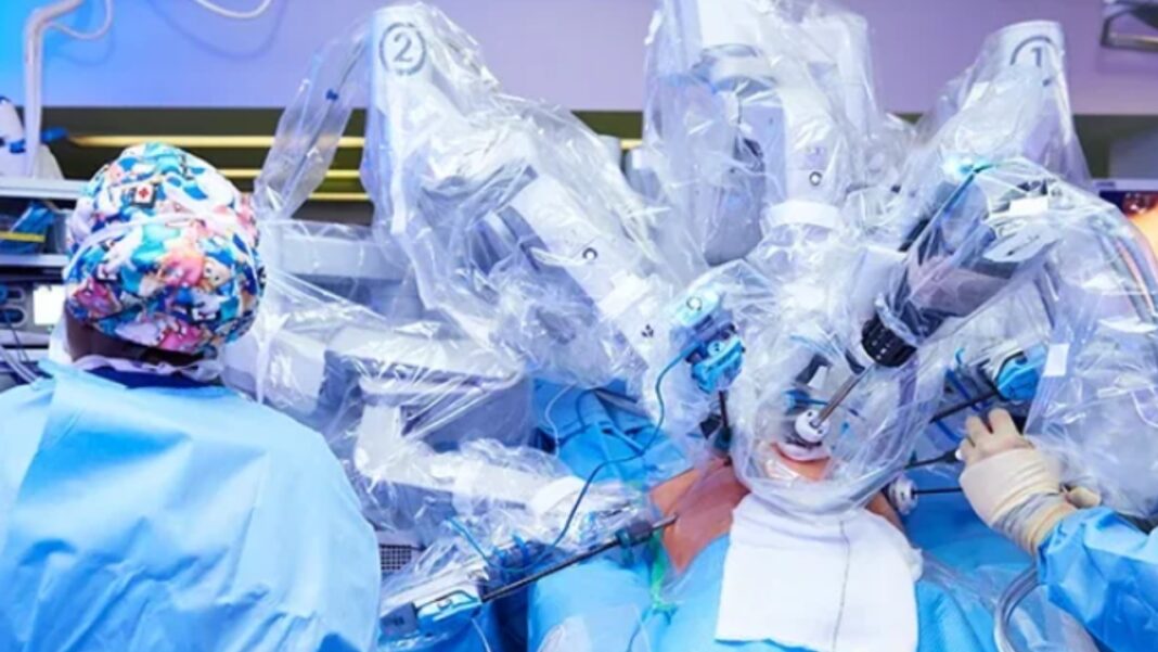 Um procedimento considerado histórico para a medicina moderna demonstrou o potencial da cirurgia robótica remota ao conectar duas salas cirúrgicas separadas por mais de dois mil quilômetros (Foto: X)