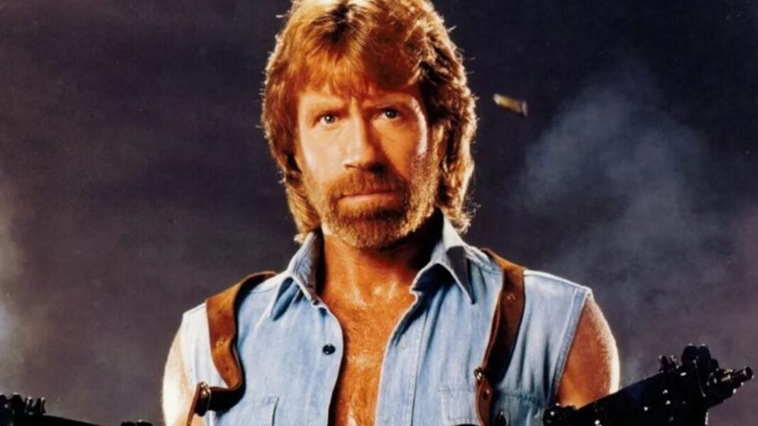O ator e mestre de artes marciais Chuck Norris morreu nesta sexta-feira (20), aos 86 anos, após sofrer uma emergência médica no Havaí (Foto: X)