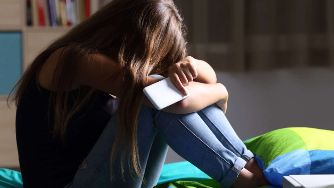 O uso das redes sociais, cada vez mais presente na rotina dos adolescentes, pode estar diretamente associado à queda no bem-estar emocional (Foto: X)
