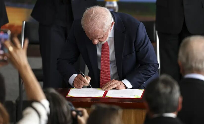 O presidente Luiz Inácio Lula da Silva assina nesta quarta-feira (18) três decretos que regulamentam o chamado ECA Digital, conjunto de regras voltado à proteção de crianças e adolescentes no ambiente online (Foto: X)