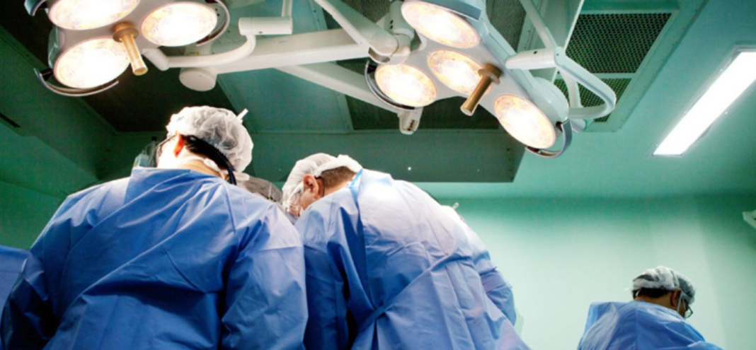Uma das vítimas do caso que chocou o sistema de saúde no Rio de Janeiro morreu após mais de um ano convivendo com as consequências de um transplante contaminado pelo HIV (Foto: X)