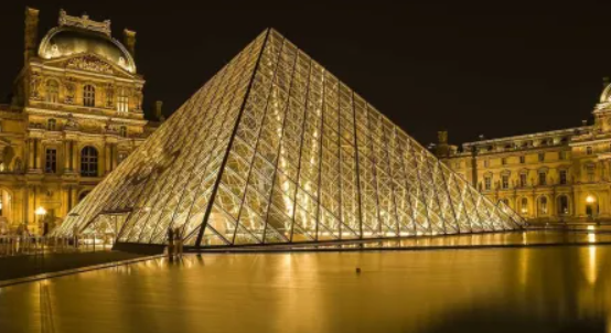 O governo da França decidiu reavaliar o plano de modernização do Museu do Louvre após um furto milionário expor fragilidades na proteção do acervo (Foto: X)