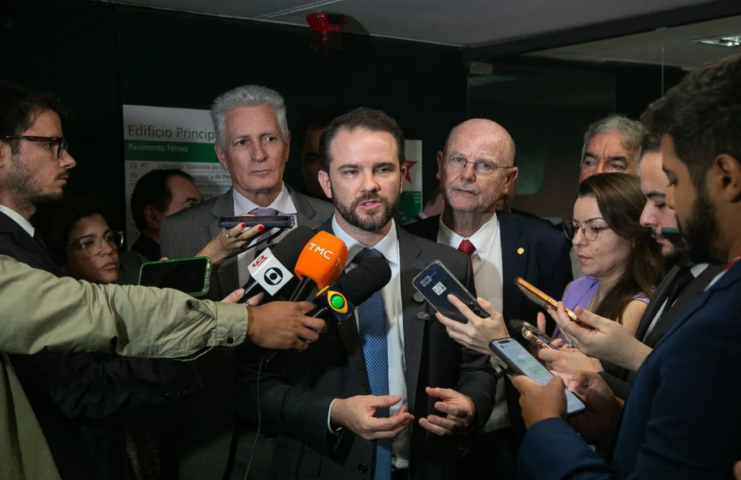 O governo federal avalia incluir recursos do FGTS em estratégias para reduzir o endividamento das famílias brasileiras, que atingiu níveis recordes nos últimos meses (Foto: X)